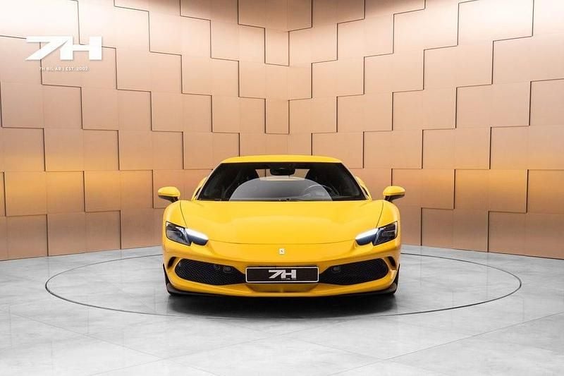 Begagnad Ferrari 296 830 HK (610 kW) 2023 Svart (gul) Sportkupé