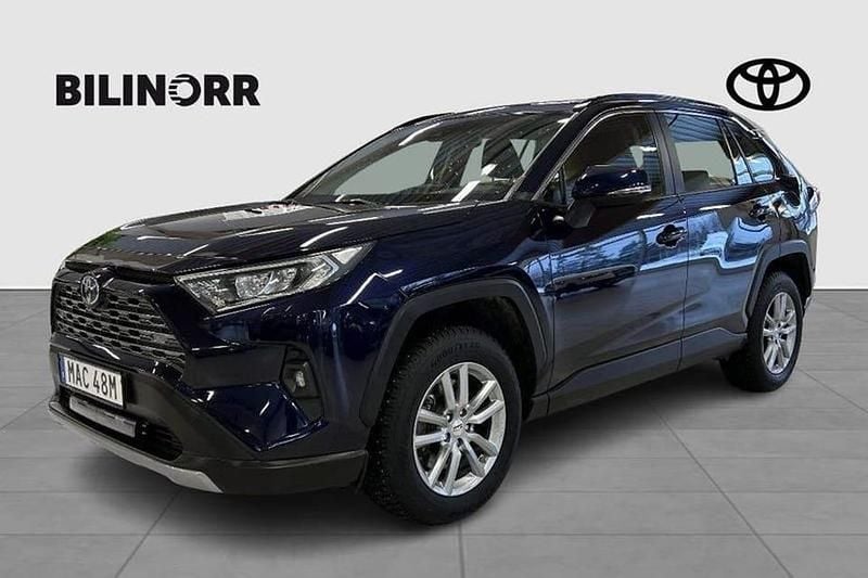 Blå Begagnad 2022 Toyota RAV4 Hybrid Active SUV | 359 000 kr (Marknadspris) - Bild 1/4