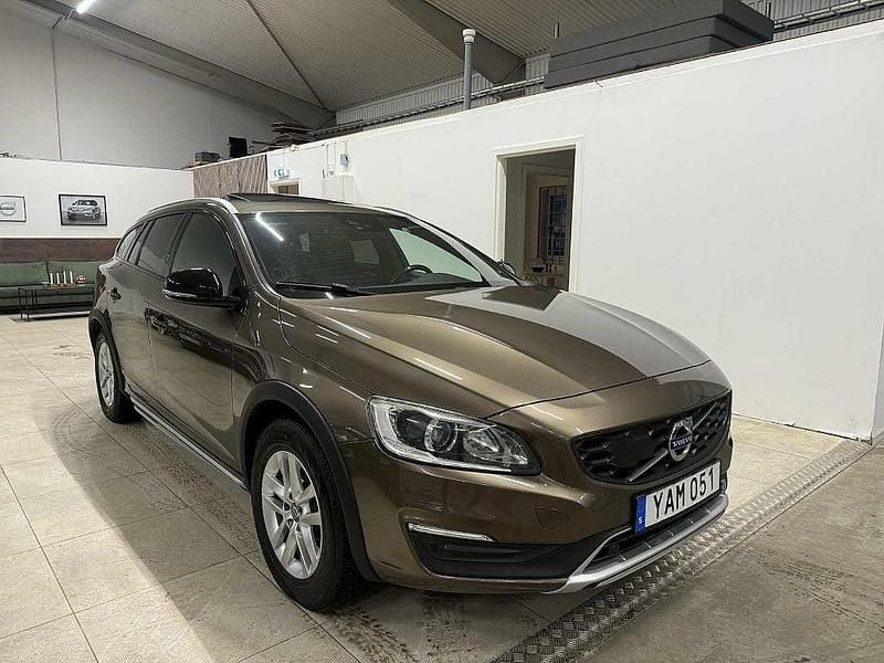 Brun Begagnad 2015 Volvo V60 CC Summum Kombi | 169 900 kr (Marknadspris) - Bild 1/4