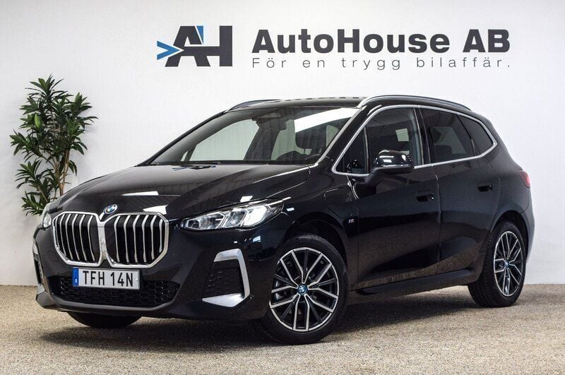 Svart Begagnad 2023 BMW 225 Active Tourer M Sport Minibuss | 369 000 kr (Bra pris) - Bild 1/4