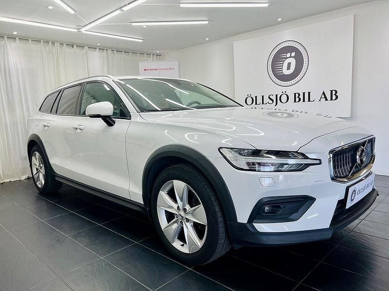 Vit Begagnad 2019 Volvo V60 CC Kombi | 237 900 kr (Marknadspris) - Bild 1/4