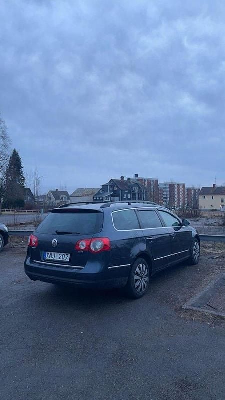 Grå Begagnad 2006 VW Passat Comfortline Kombi | 20 000 kr (Superpris) - Bild 1/4