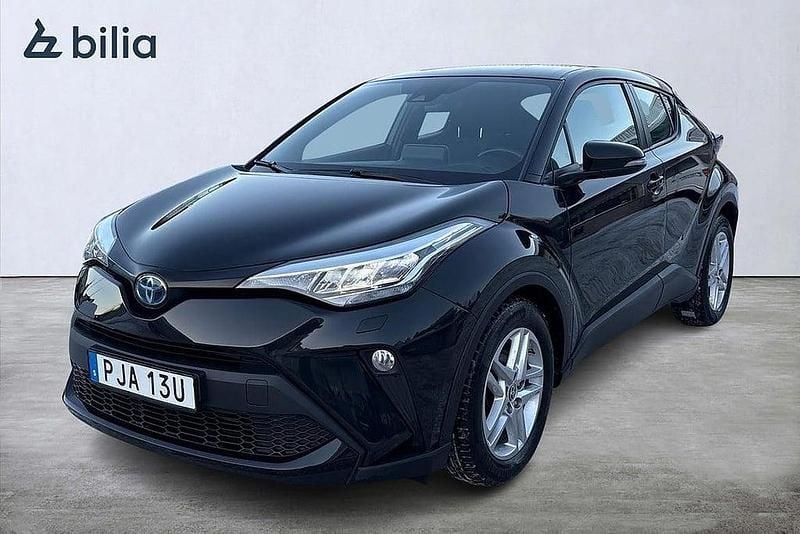 Svart Begagnad 2022 Toyota C-HR Active SUV | 239 900 kr (Marknadspris) - Bild 1/3