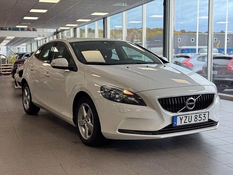 Vit Begagnad 2018 Volvo V40 Kinetic Kombi | 139 900 kr (Marknadspris) - Bild 1/3