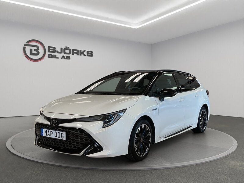 Vit Begagnad 2021 Toyota Corolla Sport Kombi | 238 500 kr (Marknadspris) - Bild 1/4