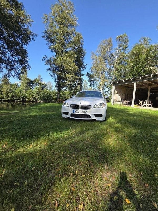 Vit Begagnad 2014 BMW 520 Sedan | 164 000 kr (Lite dyr) - Bild 1/4