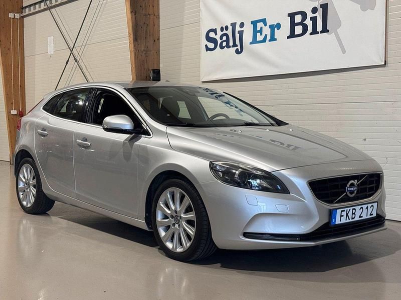 Silver Begagnad 2015 Volvo V40 Momentum Kombi | 159 800 kr (Marknadspris) - Bild 1/4