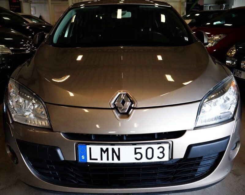 Ljusbrun (brun) Begagnad 2010 Renault Mégane III Halvkombi | 39 900 kr (Superpris) - Bild 1/4