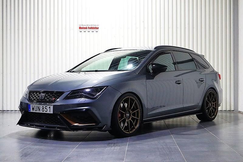 Grå Begagnad 2018 Seat Leon ST 4Drive Kombi | 259 900 kr (Dyr) - Bild 1/4
