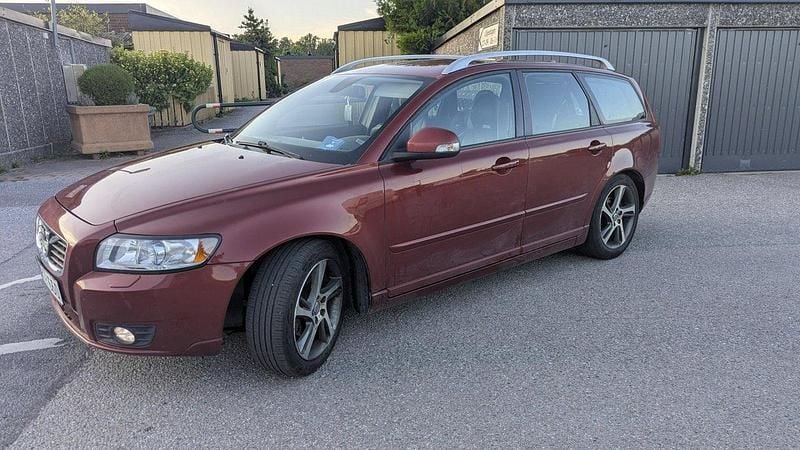 Röd Begagnad 2012 Volvo V50 Momentum Kombi | 48 000 kr (Bra pris) - Bild 1/4