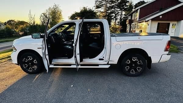 Silver Begagnad 2018 Dodge Ram Limited Pickup | 395 000 kr (Superpris) - Bild 1/4