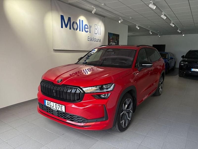 Röd (velvetred metallic) Begagnad 2025 Skoda Kodiaq SportLine SUV | 534 900 kr (Dyr) - Bild 1/4