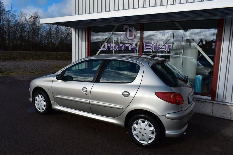 Begagnad Peugeot 206 75 HK (55 kW) 2007 Grå Halvkombi