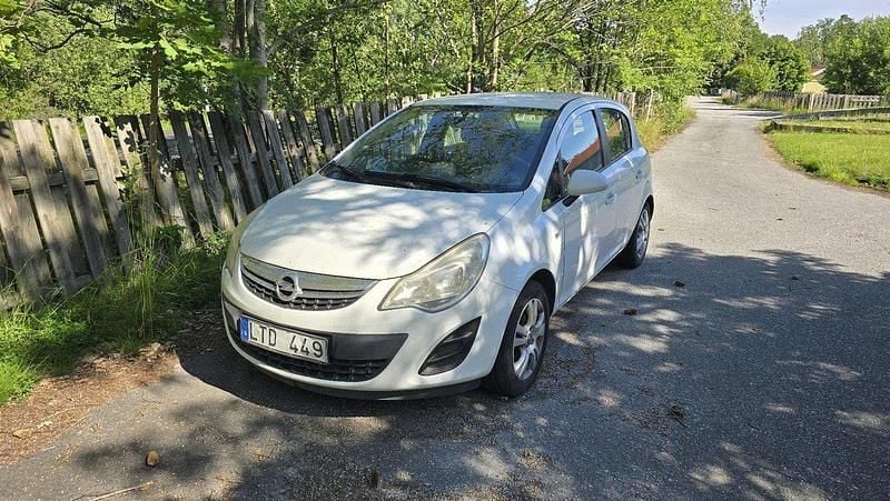 Vit Begagnad 2011 Opel Corsa Halvkombi | 10 000 kr (Superpris) - Bild 1/3
