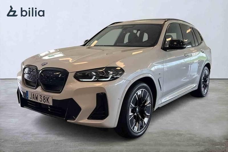 Vit Begagnad 2024 BMW iX3 Comfort Edition SUV | 629 000 kr (Marknadspris) - Bild 1/1