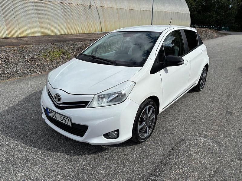 Vit Begagnad 2013 Toyota Yaris Trend Halvkombi | 69 000 kr (Marknadspris) - Bild 1/4