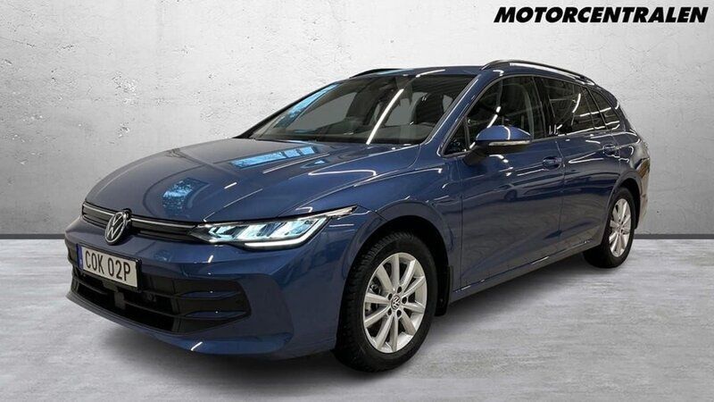 Mörkblå Begagnad 2024 VW Golf VIII Life Kombi | 309 000 kr (Marknadspris) - Bild 1/4