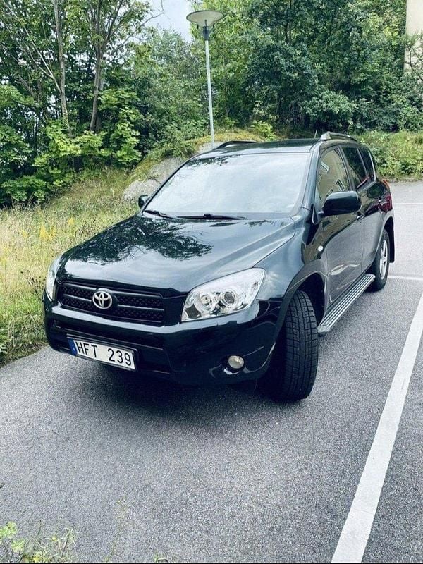 Svart Begagnad 2007 Toyota RAV4 SUV | 85 000 kr (Marknadspris) - Bild 1/4