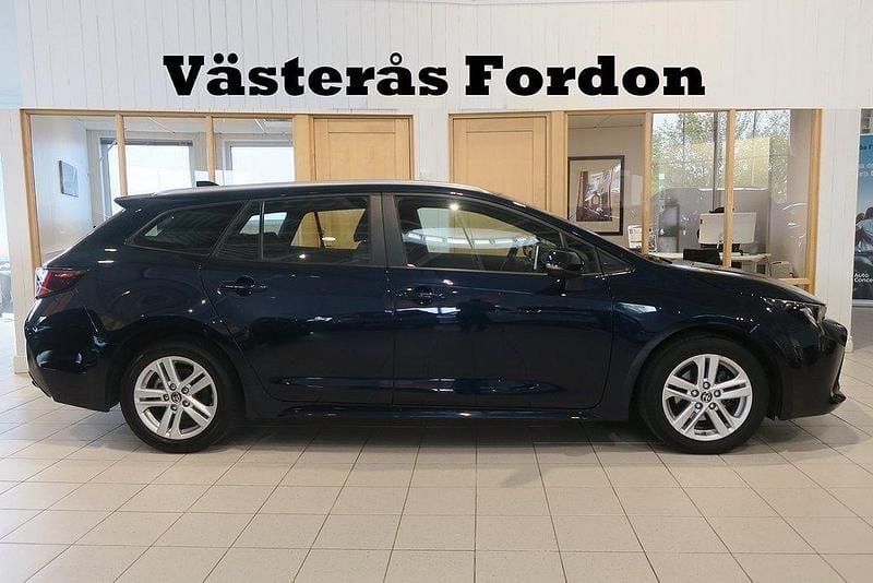 Mörkblå Begagnad 2022 Toyota Corolla Active Kombi | 225 900 kr (Marknadspris) - Bild 1/4
