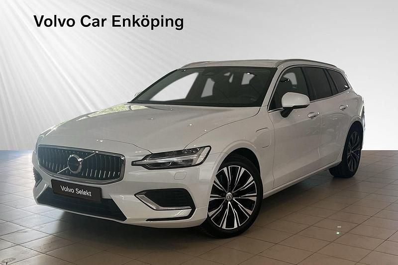 Vit Begagnad 2022 Volvo V60 Core Kombi | 389 900 kr (Marknadspris) - Bild 1/3