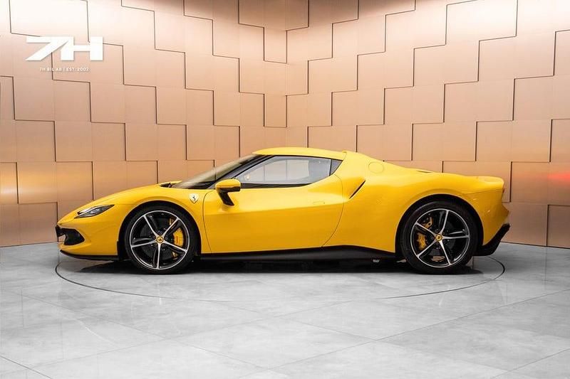 Begagnad Ferrari 296 830 HK (610 kW) 2023 Svart (gul) Sportkupé