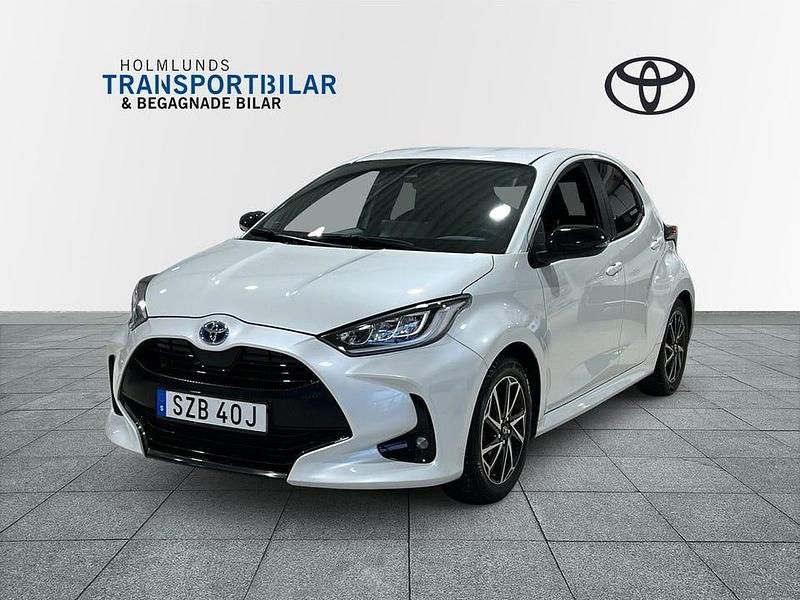 Vit Begagnad 2022 Toyota Yaris Hybrid Style Halvkombi | 234 900 kr (Marknadspris) - Bild 1/4