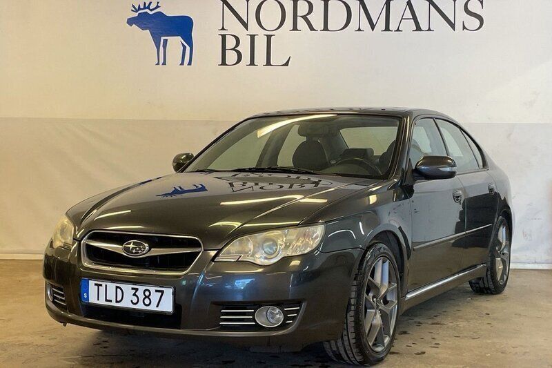 Mörkgrå (grå) Begagnad 2008 Subaru Legacy Sedan | 55 000 kr (Marknadspris) - Bild 1/4