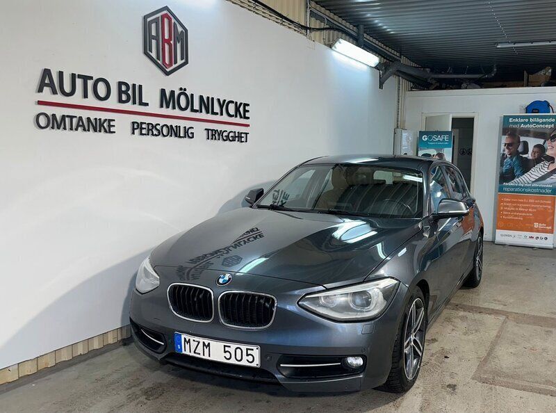 Grå Begagnad 2012 BMW 118 Sport Line Halvkombi | 89 900 kr - Bild 1/4