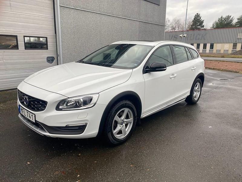 Vit Begagnad 2015 Volvo V60 CC Momentum Kombi | 139 900 kr (Marknadspris) - Bild 1/4
