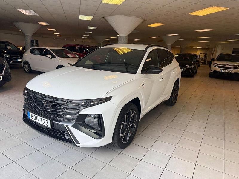 Vit Begagnad 2024 Hyundai Tucson Advanced SUV | 395 900 kr (Marknadspris) - Bild 1/4