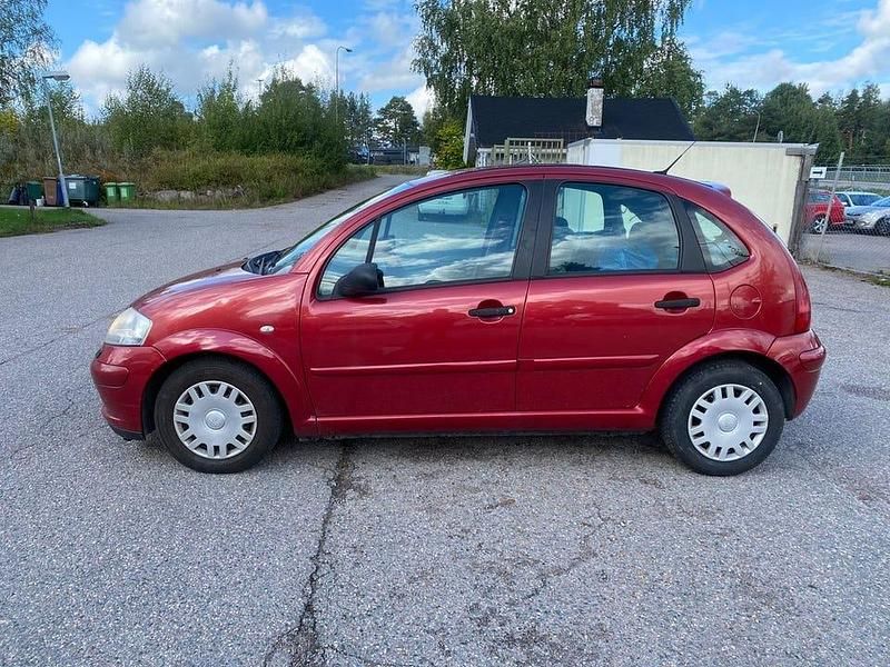 Begagnad Citroën C3 68 HK (50 kW) 2005 Ljusröd Halvkombi