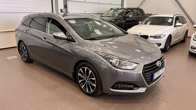 Silver (gråmetallic) Begagnad 2015 Hyundai i40 Kombi | 127 900 kr (Lite dyr) - Bild 1/4