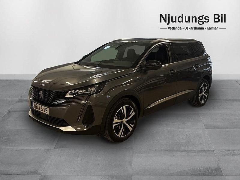 Grå Begagnad 2024 Peugeot 5008 SUV | 319 900 kr (Marknadspris) - Bild 1/4