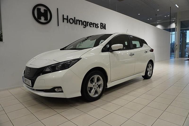 Vit Begagnad 2023 Nissan Leaf Acenta Halvkombi | 198 800 kr (Marknadspris) - Bild 1/4