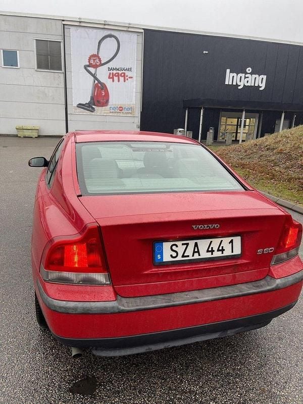 Röd Begagnad 2002 Volvo S60 Sedan | 12 500 kr (Superpris) - Bild 1/4
