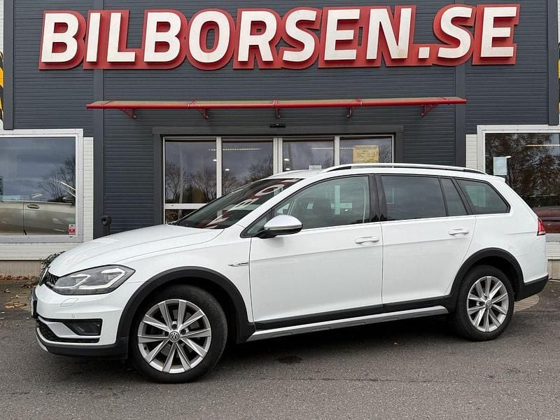 Vit Begagnad 2017 VW Golf Alltrack Kombi | 155 000 kr (Marknadspris) - Bild 1/4