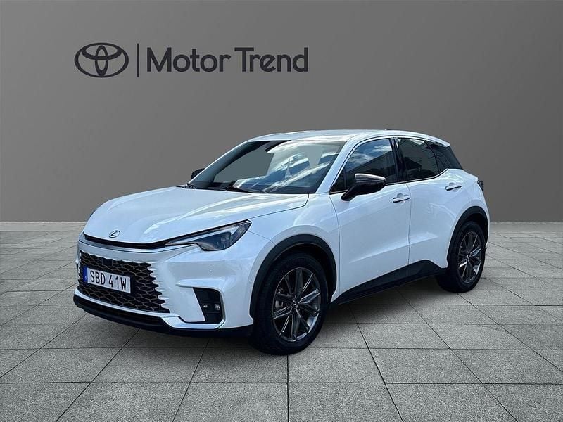 Vit Begagnad 2024 Lexus LBX SUV | 359 000 kr (Marknadspris) - Bild 1/4