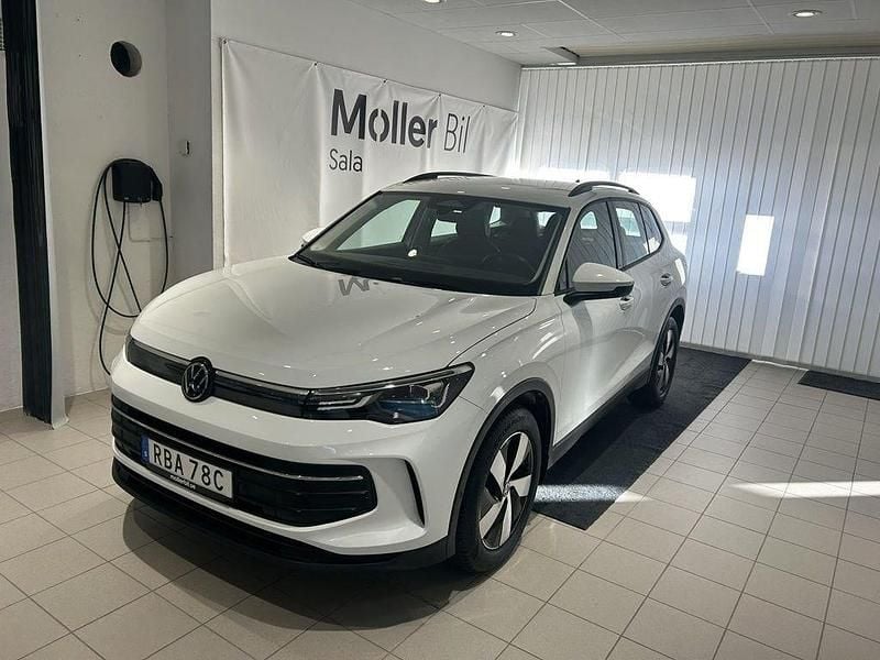 Vit (pure white) Begagnad 2024 VW Tiguan Life SUV | 339 000 kr (Marknadspris) - Bild 1/4