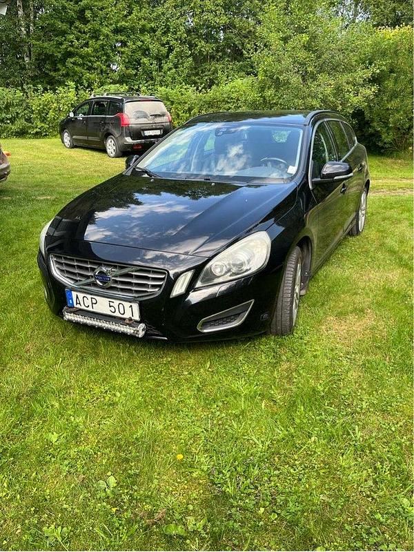 Svart Begagnad 2011 Volvo V60 Kombi | 79 900 kr (Lite dyr) - Bild 1/4