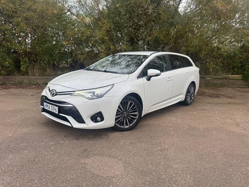 Vit Begagnad 2017 Toyota Avensis Active Kombi | 139 500 kr (Marknadspris) - Bild 1/4