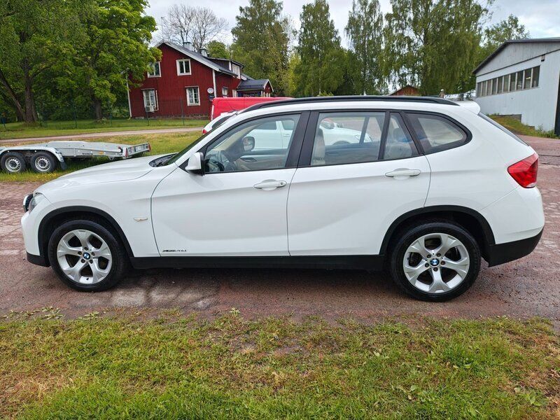 Vit Begagnad 2011 BMW X1 SUV | 68 800 kr (Marknadspris) - Bild 1/4