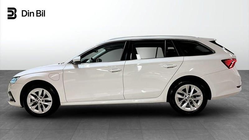 Begagnad Skoda Octavia Style 150 HK (110 kW) 2023 Candy white Kombi
