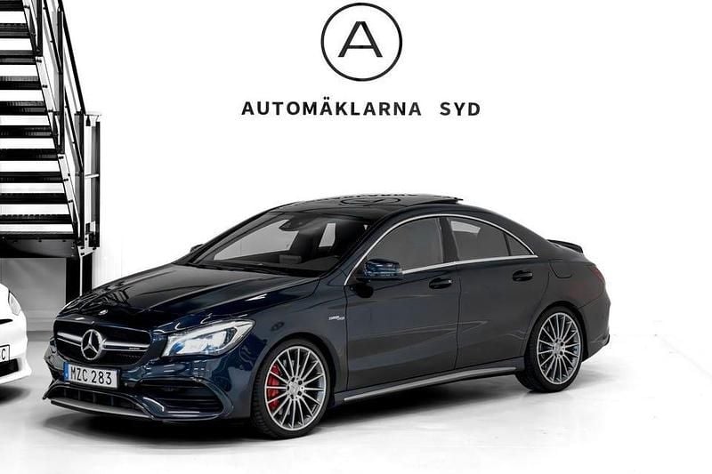 Mörkblå (blå) Begagnad 2017 Mercedes CLA45 AMG AMG Sportkupé | 329 900 kr (Bra pris) - Bild 1/4