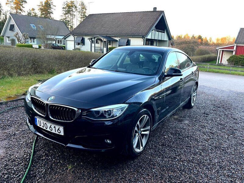Svart Begagnad 2015 BMW 320 Gran Turismo Sport Line Halvkombi | 140 000 kr (Bra pris) - Bild 1/4