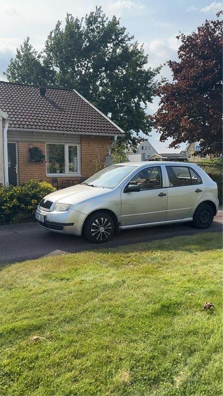 Silver Begagnad 2003 Skoda Fabia Halvkombi | 10 000 kr (Superpris) - Bild 1/3