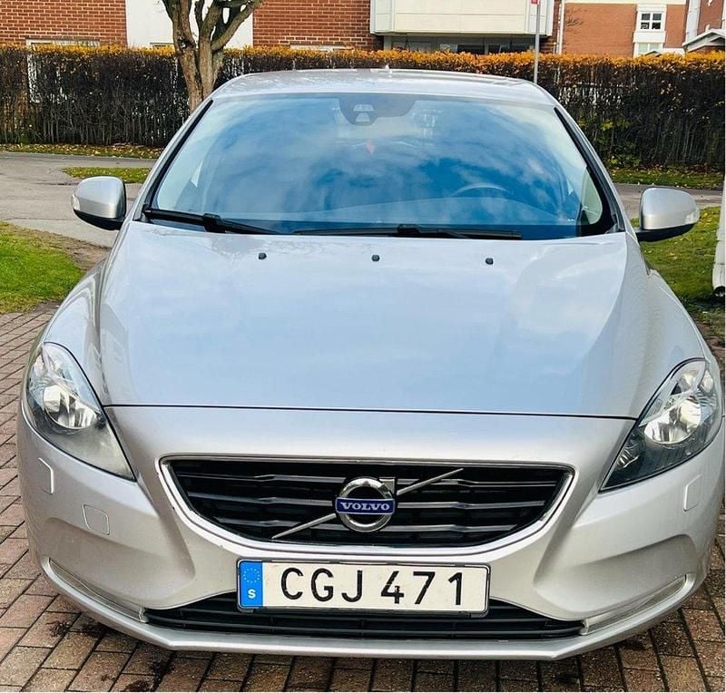 Silver Begagnad 2016 Volvo V40 Kinetic Halvkombi | 132 000 kr (Marknadspris) - Bild 1/4