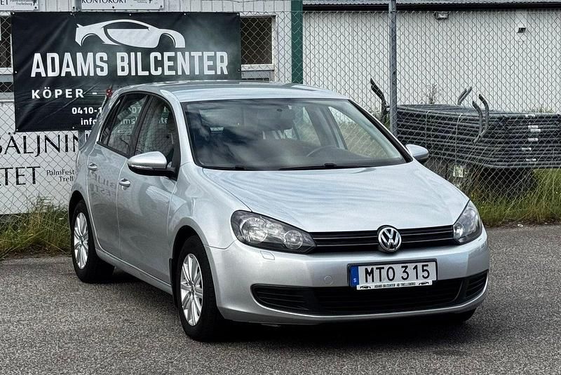 Silver Begagnad 2012 VW Golf VII Halvkombi | 72 800 kr (Marknadspris) - Bild 1/4