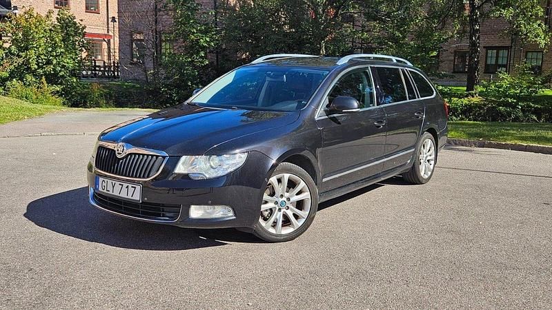 Svart Begagnad 2011 Skoda Superb Elegance Kombi | 38 000 kr (Marknadspris) - Bild 1/4