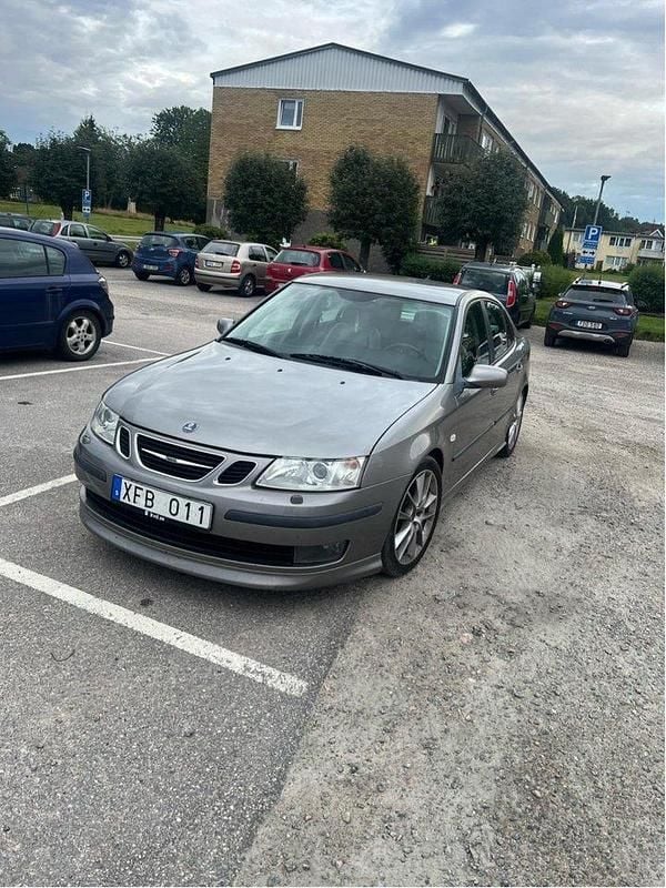 Grå Begagnad 2006 Saab 9-3 Aero Sedan | 25 000 kr (Superpris) - Bild 1/4