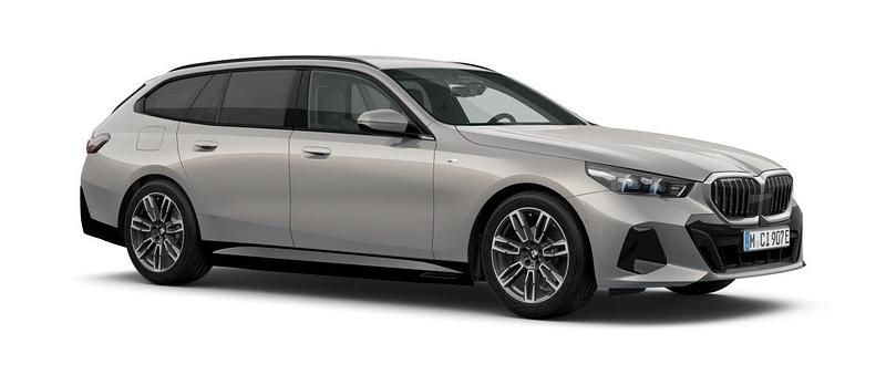 Grå (oxide grey metallic) Ny 2025 BMW 530e Shadowline Kombi | 709 500 kr (Marknadspris) - Bild 1/2